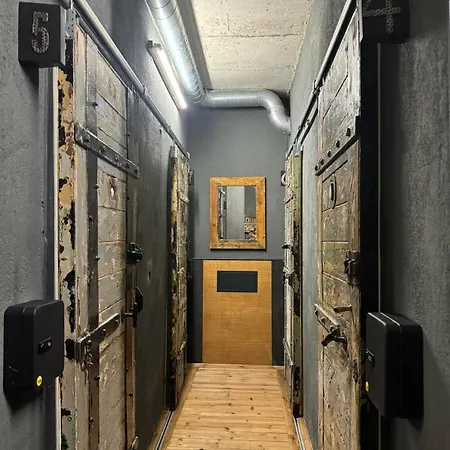 Swed Cab Embassy Hostel *