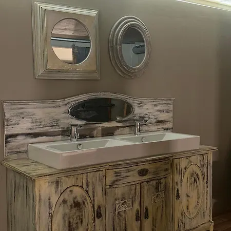 Swed Cab Embassy Hostel *