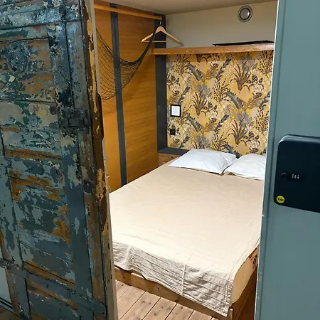 Swed Cab Embassy Hostal *