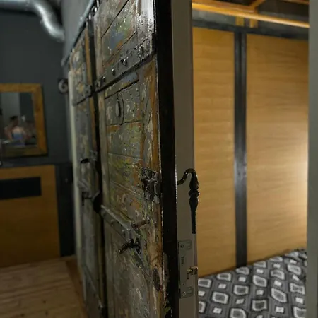 Swed Cab Embassy * Warna