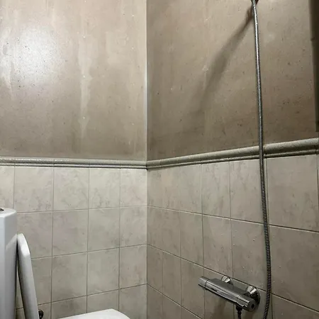 Swed Cab Embassy Hostel Warna